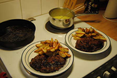 Kött och potatis upplagt, påssås förbereds.