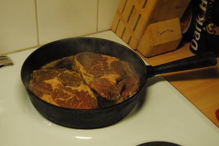 Kött under stekning.