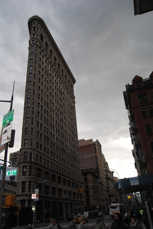 Flatiron Building — trafikljus släckta, huset släckt.
