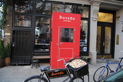 Cykelkorg med vinkorkar utanför Buvette Gastroteque.