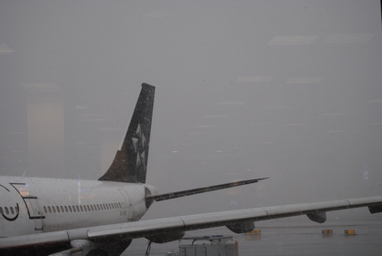 Snöoväder på flygplats.