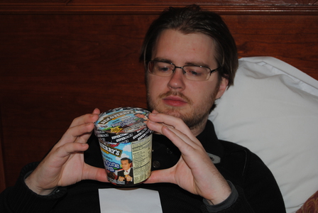Daniel inspekterar glass.