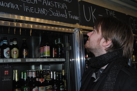 Daniel inspekterar ölutbudet på Top Hops.