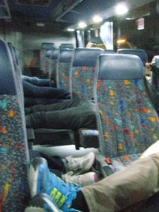 Fötter i buss.