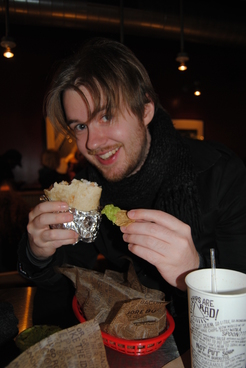 Daniel äter burrito på Chipotle Mexican Grill.