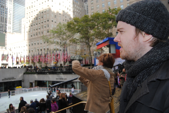 Skeptisk Daniel vid skridskobanan i Rockefeller Center.