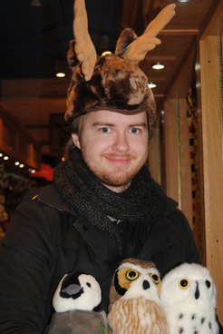 Daniel med älgmössa och fågelsamling.