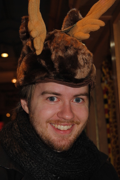 Daniel i älgmössa.