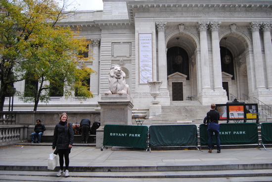 Johanna utanför New York Public Library.